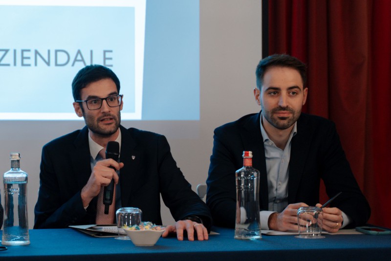 CONFINDUSTRIAPERCORSO1.jpg (63 KB)