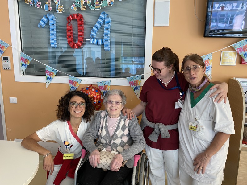 Giulia_con_la_ccordinatrice_del_reparto_e_personale_.JPG (135 KB)