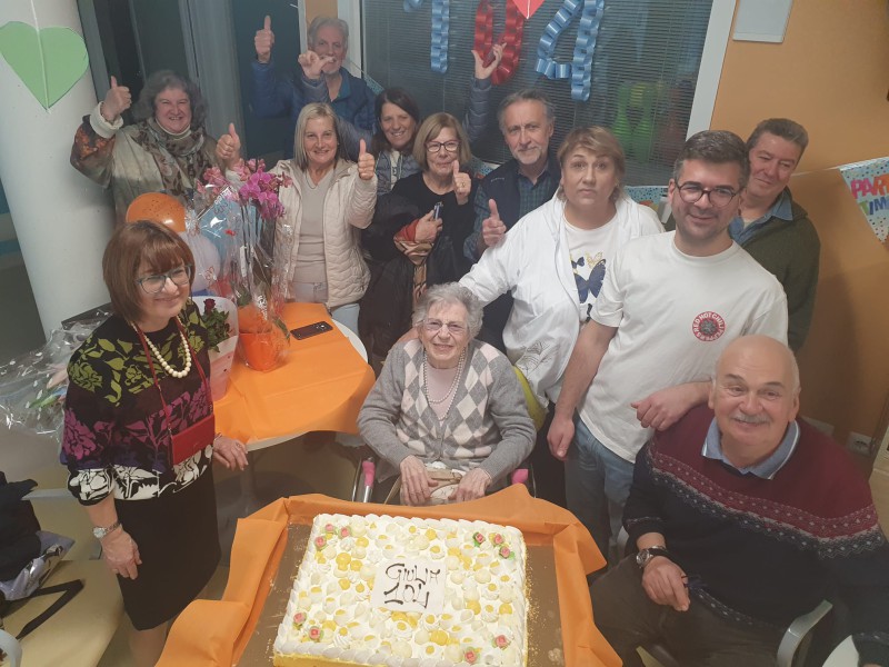 Granito_Giulia_con_i_familiari.JPG (116 KB)