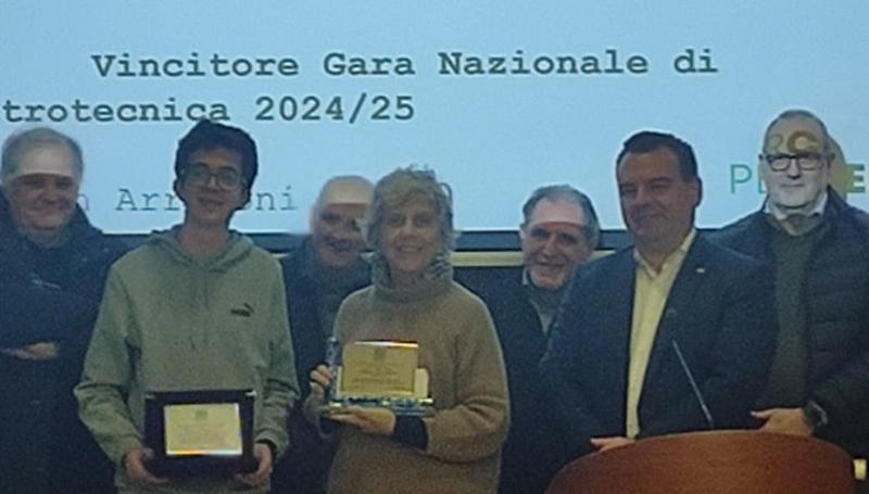 studentepremiatoordine.jpg (276 KB)