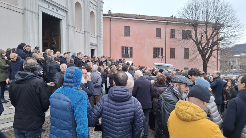 funeraleperossi1.jpg (115 KB)