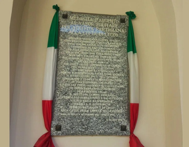 lapide_portico_comunale_con_decreto_medaglia_argento_al_valor_militare_per_attivita_partigiana_citta_di_lecco.jpg (79 KB)