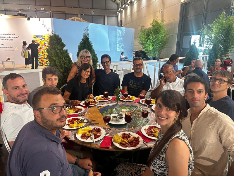 Foto_di_gruppo_per_gli_invitati_della_Cdo_Lecco_Sondrio_al_Meeting.jpg (157 KB)