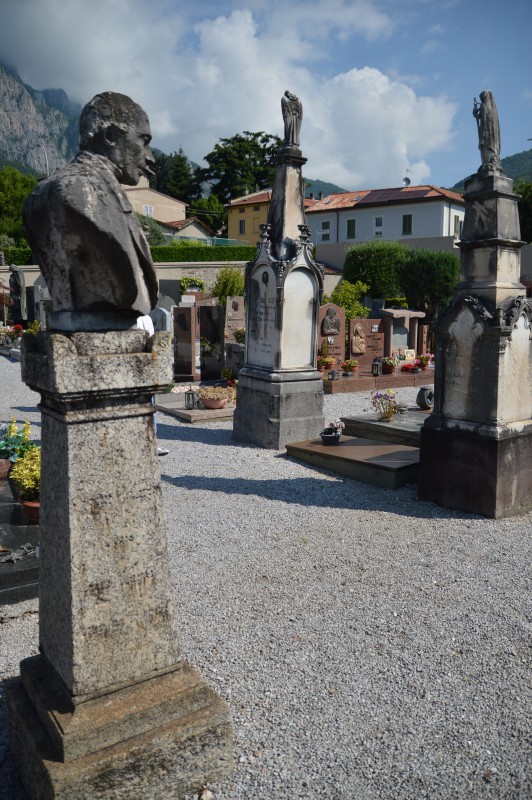 Lapidi_al_cimitero_di_Acquate.JPG (146 KB)