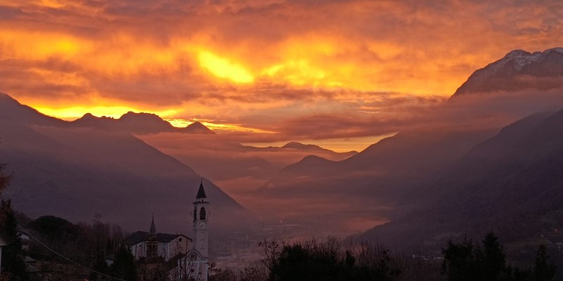 I colori dell'alba in Valle