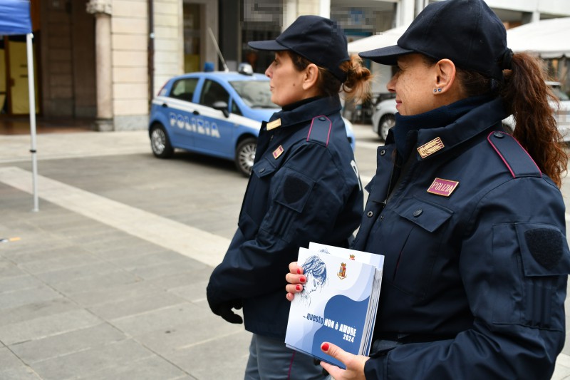 amorepolizia2.jpg (85 KB)