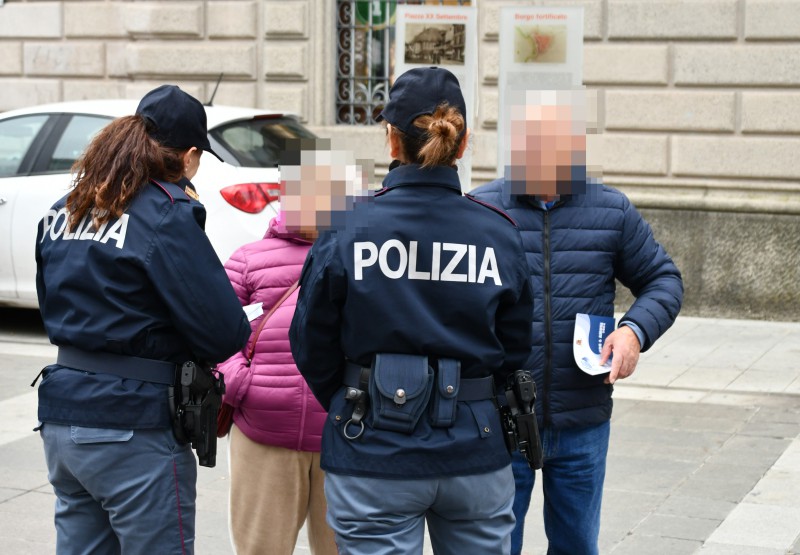 amorepolizia3.jpg (100 KB)