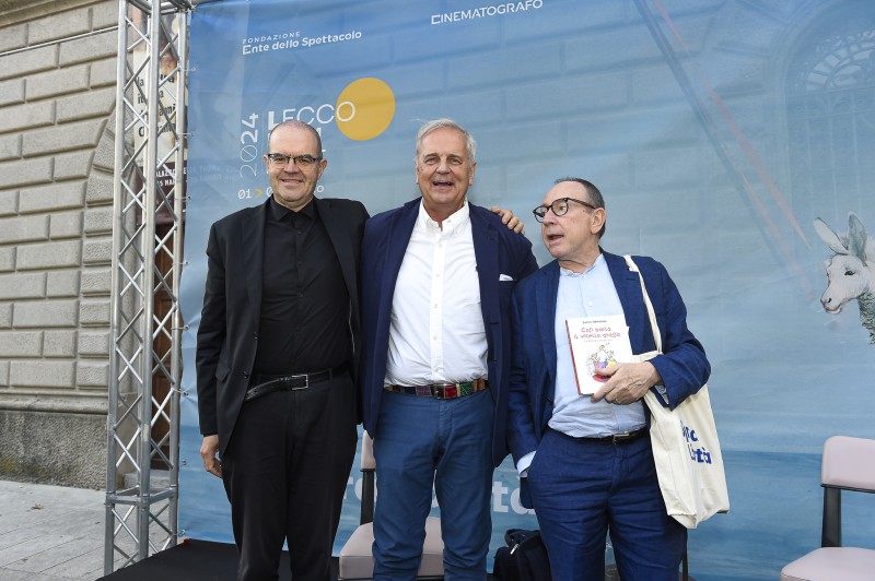 Enrico_Bertolino_con_mons._Davide_Milani_e_Maurizio_Crippa__ph._Stefano_Micozzi_.jpg (99 KB)