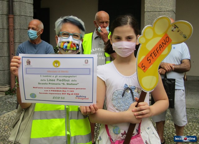 FOTO  Comune di Lecco plastic free: consegnate le borracce alla primaria  Santo Stefano